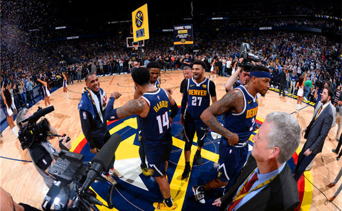 两人首次在 两人首次在